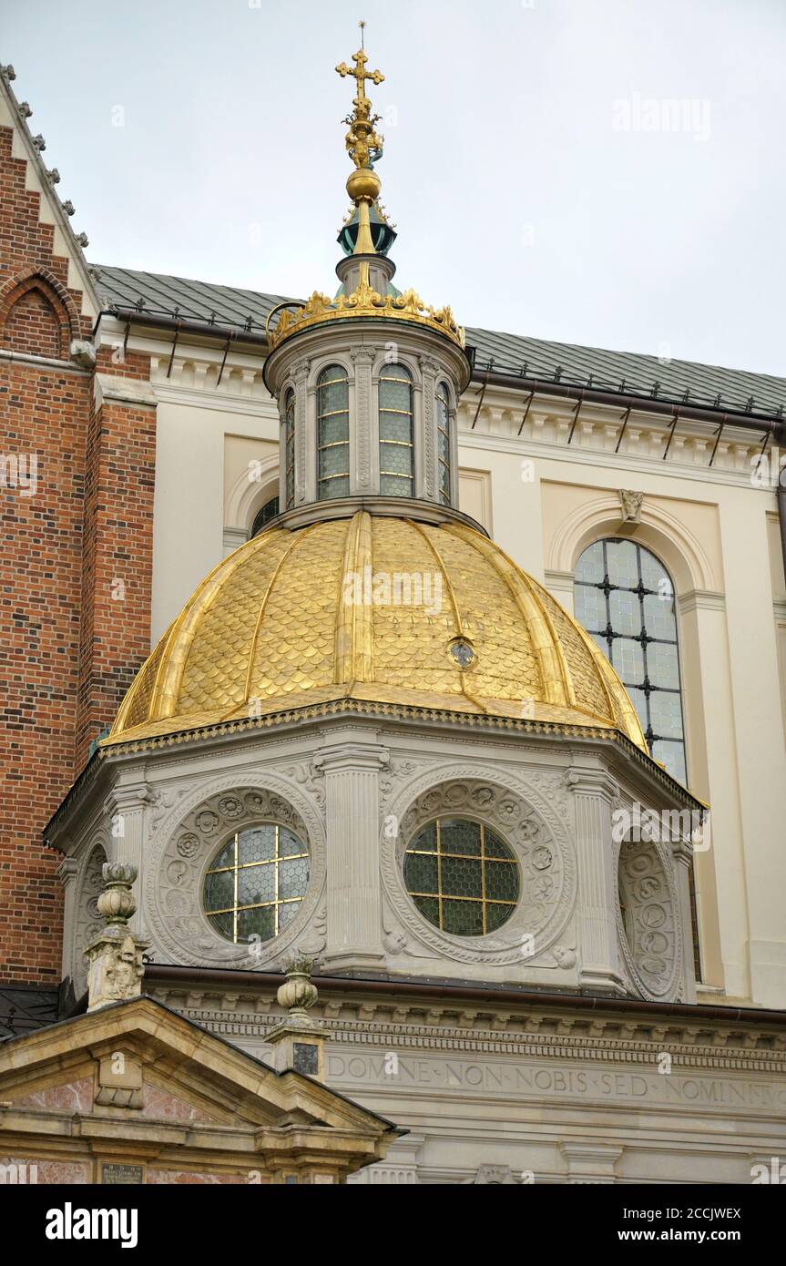 Detalle de la cúpula dorada de la catedral de Wawel situada en la colina de Wawel en Cracovia, Polonia Foto de stock