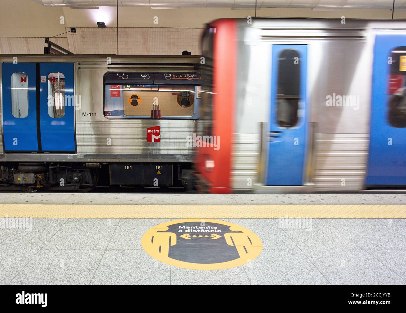 Lisboa, Lissabon, Portugal, 16 de agosto de 2020. Tren subterráneo con pasajeros y una señal de corona con consejos para mantener la distancia. © Peter Schatz / Alam Foto de stock