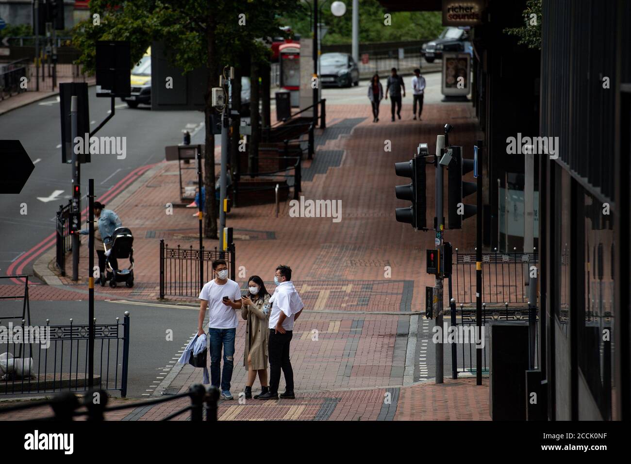 La gente en el centro de la ciudad de Birmingham después de que se anunció el viernes que la ciudad se ha añadido a una lista de observación como un "área de apoyo mejorado", acercándose a las restricciones localizadas de cierre si el aumento de casos de cornavirus sigue aumentando. Foto de stock