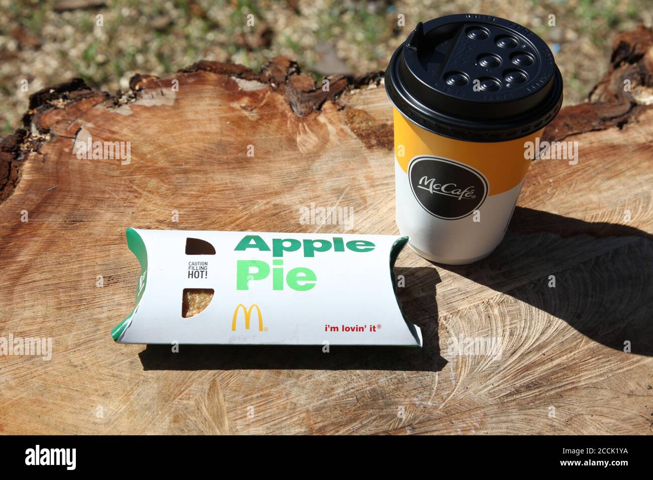 McDonald's Apple pie y McCafe taza de café al aire libre, día soleado, 2020  Fotografía de stock - Alamy