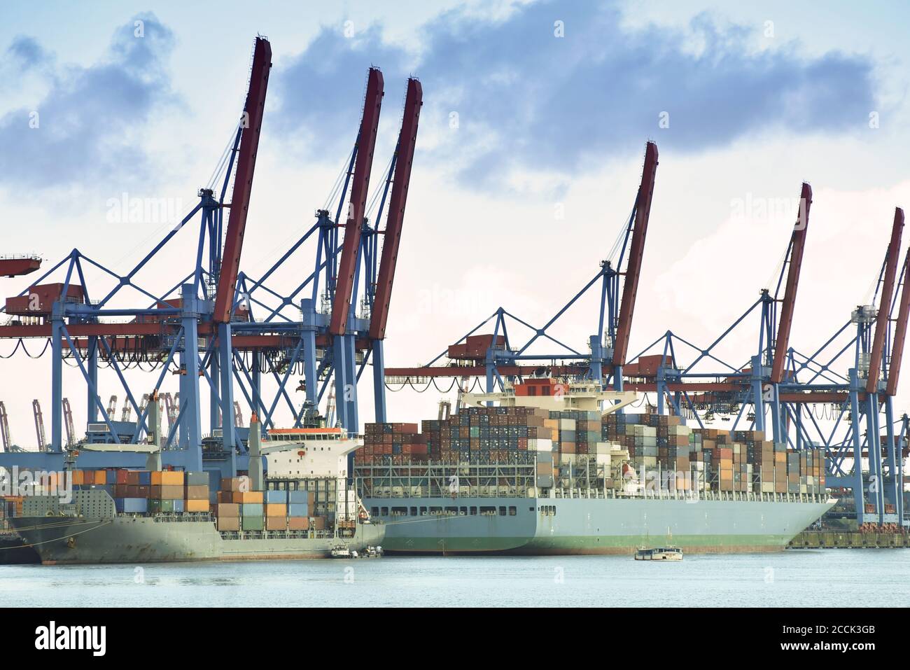 transporte y logística por agua - carga de barcos en un puerto con mercancías para la exportación Foto de stock