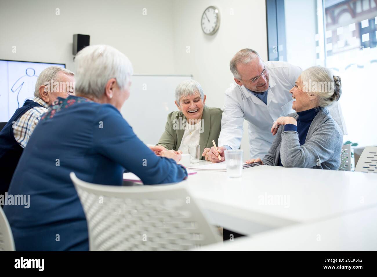 Los ancianos asisten a un curso de salud pública Foto de stock