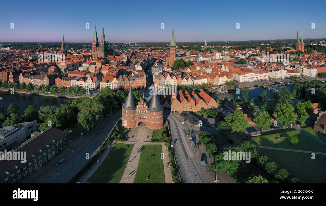 Alemania, Schleswig-Holstein, Lubeck, Vista aérea de la Puerta de Holsten al anochecer Foto de stock