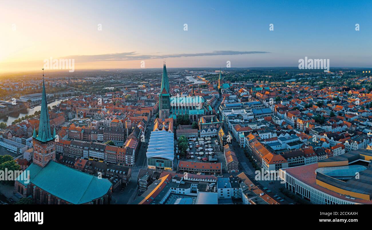 Alemania, Schleswig-Holstein, Lubeck, Vista aérea del casco antiguo al atardecer Foto de stock