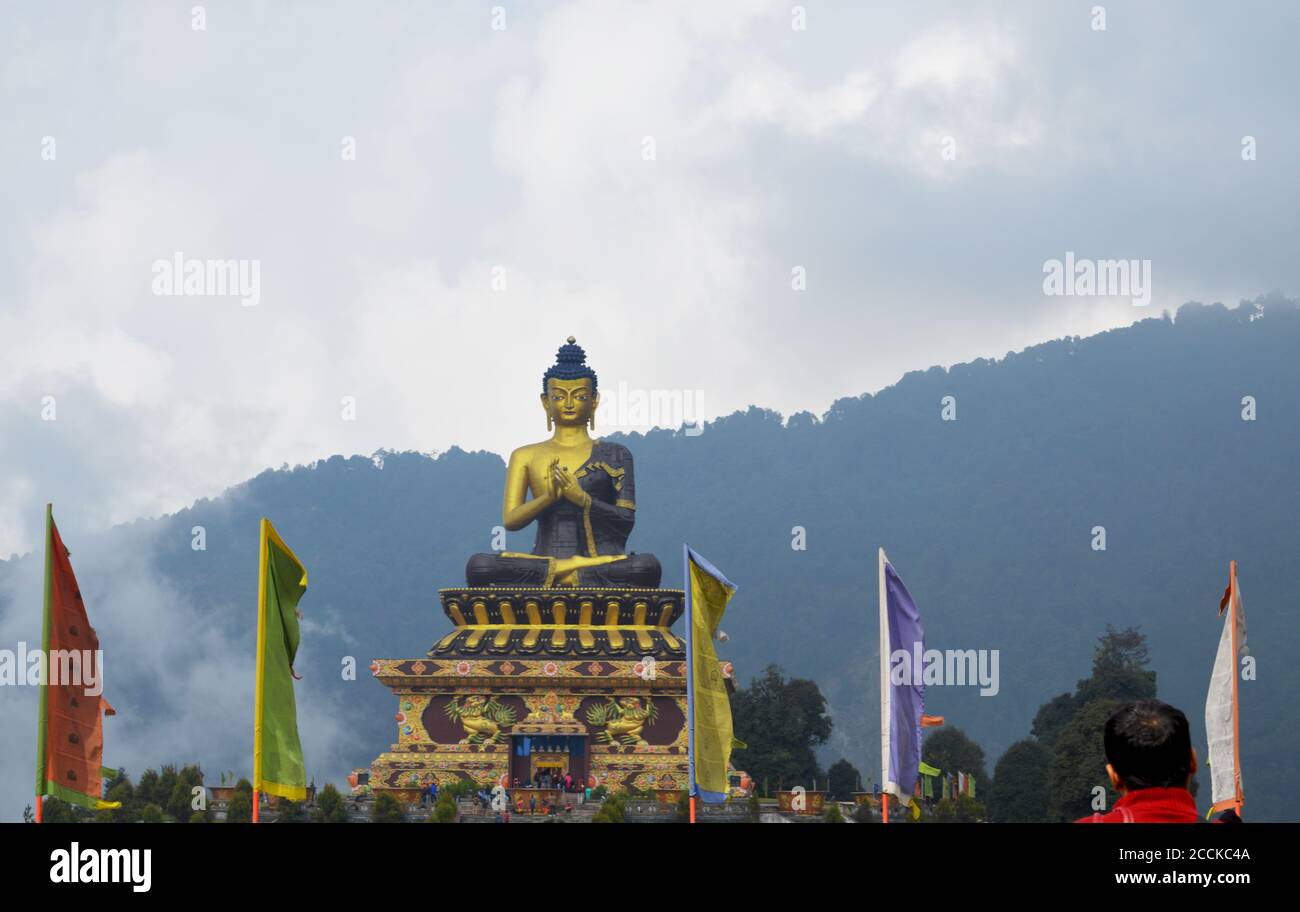 Gran estatua de Buda de oro en las montañas del Himalaya de Sikkim en el Parque Ravanga de Gangtok, enfoque selectivo Foto de stock