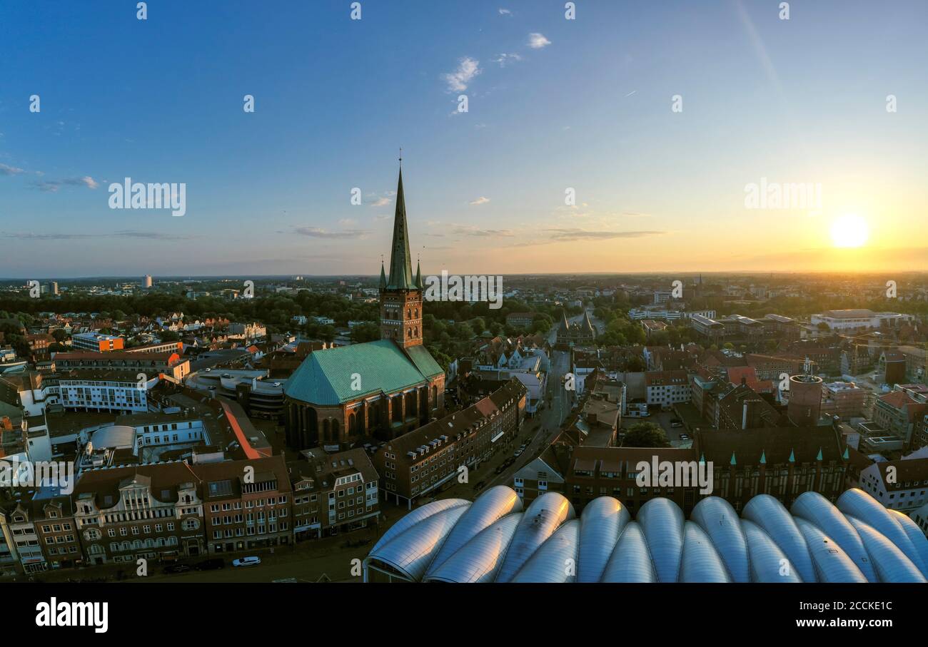 Alemania, Schleswig-Holstein, Lubeck, Vista aérea del casco antiguo al atardecer Foto de stock