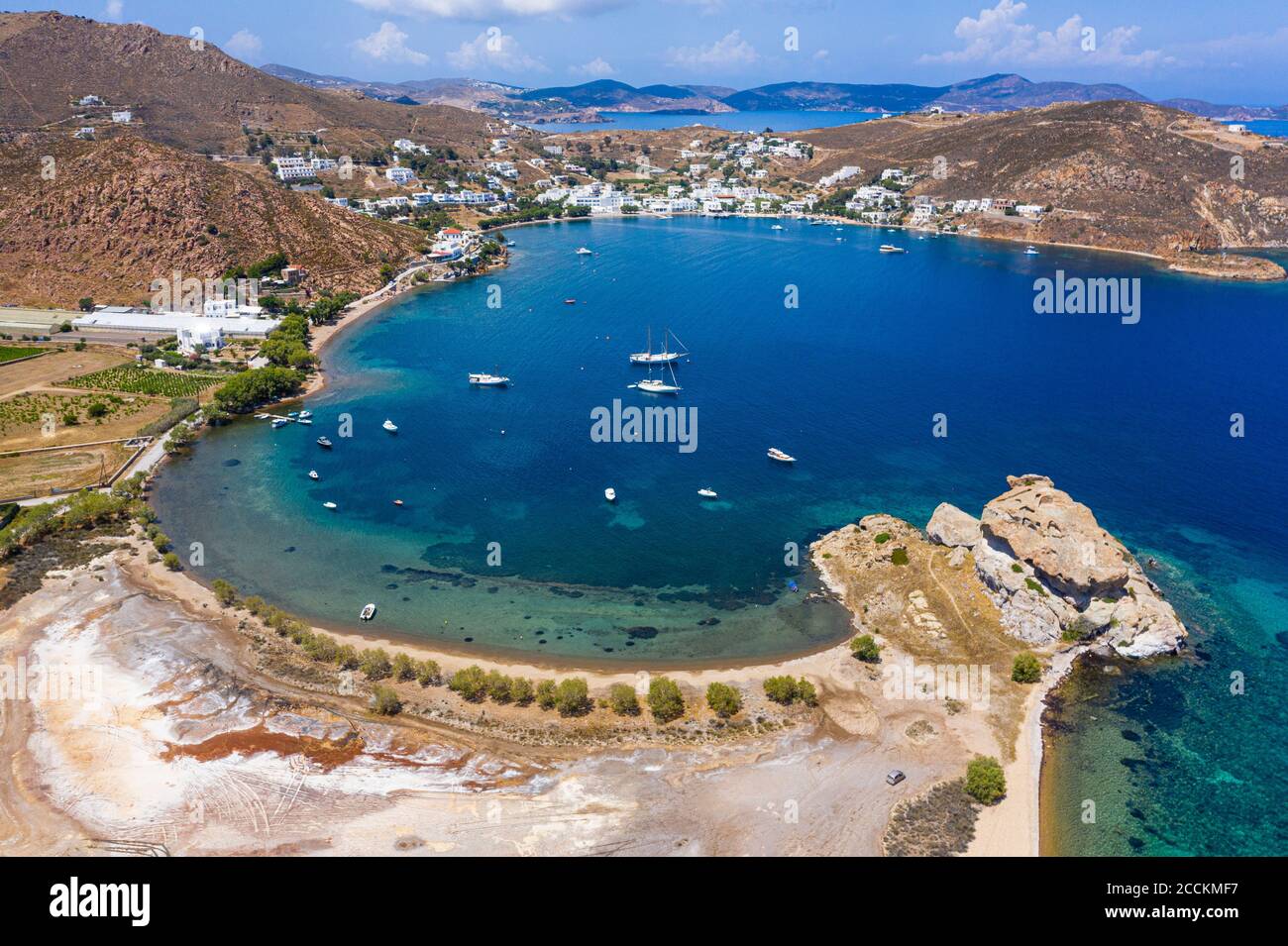 Grecia, Egeo del Sur, Patmos, Vista aérea de la bahía de Grikos en verano Foto de stock