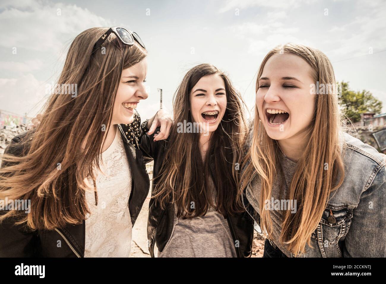 Tres novias adolescentes riendo al aire libre Foto de stock