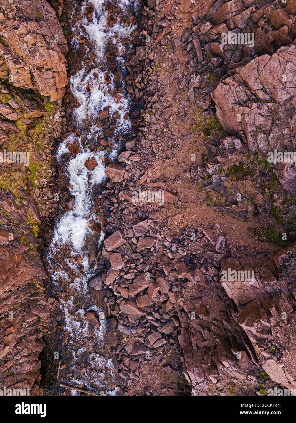 Rusia, Oblast de Murmansk, Teriberka, Vista aérea de la cascada que fluye por la superficie rocosa Foto de stock