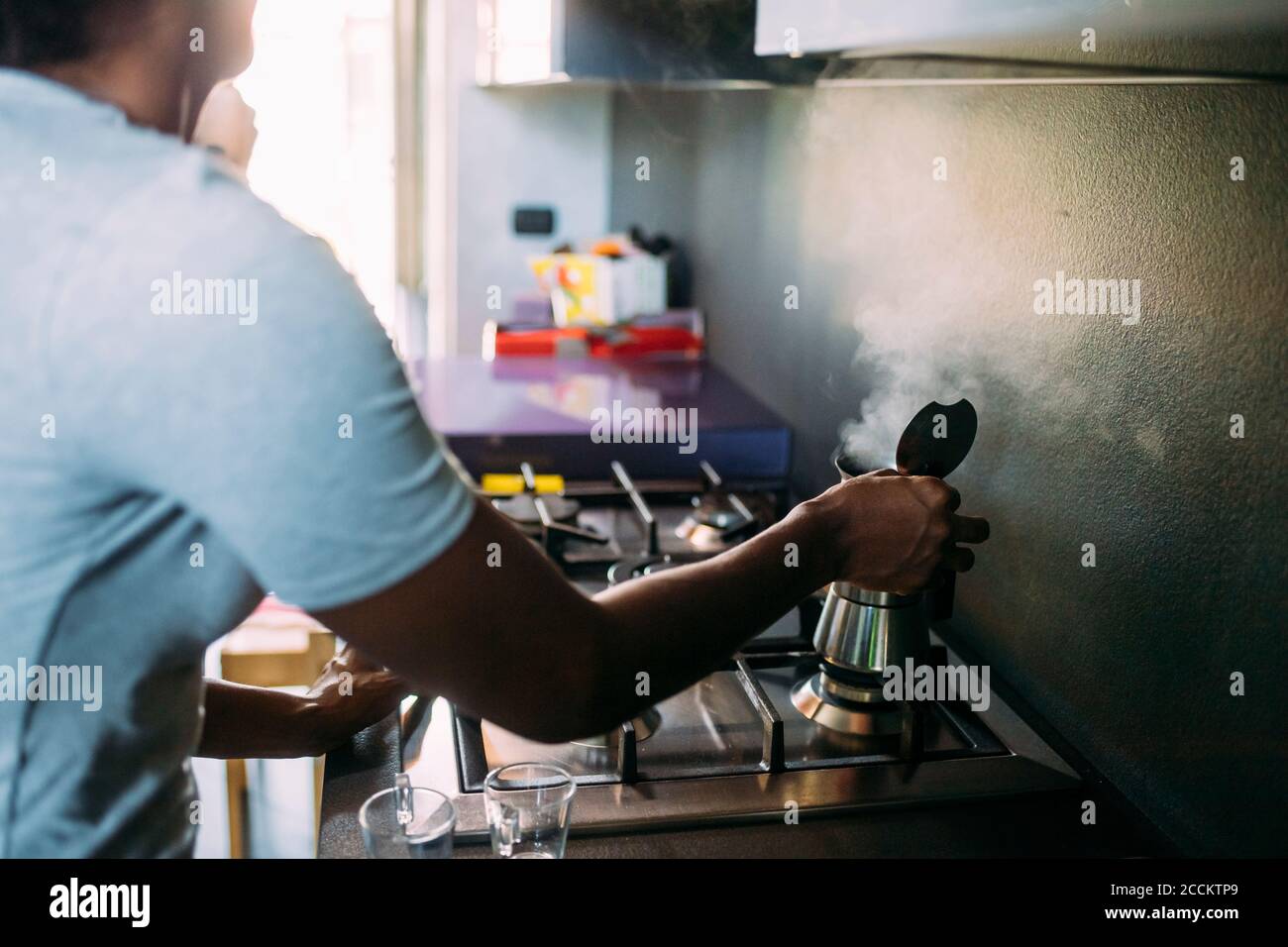 https://c8.alamy.com/compes/2ccktp9/primer-plano-de-la-mujer-haciendo-cafe-en-la-cocina-2ccktp9.jpg