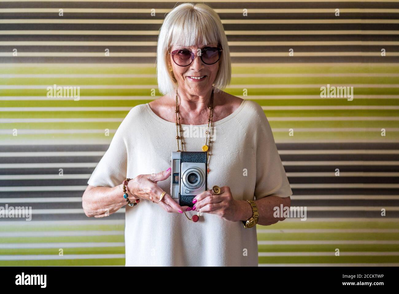 Mujer mayor elección entre antiguo y moderno de cámara analógica digital  Fotografía de stock - Alamy