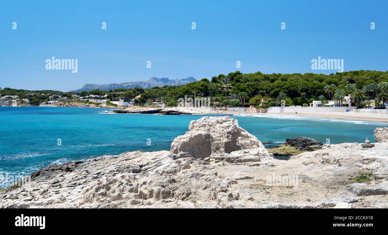 Playa de Moraira durante el soleado día de verano, ciudad costera española. España Foto de stock