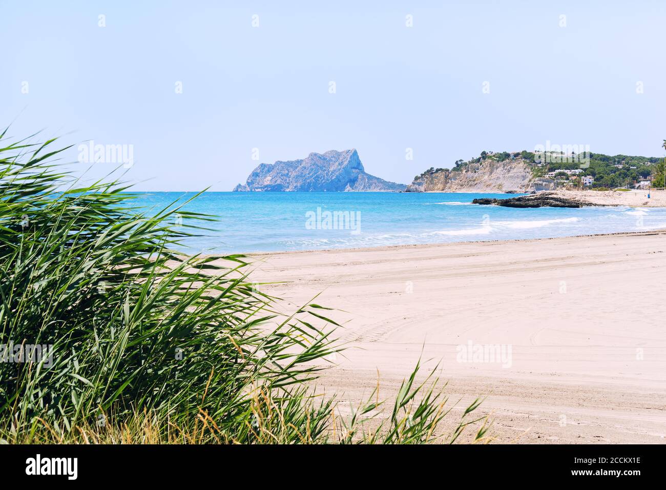 Playa de Moraira durante el soleado día de verano, ciudad costera española. España Foto de stock