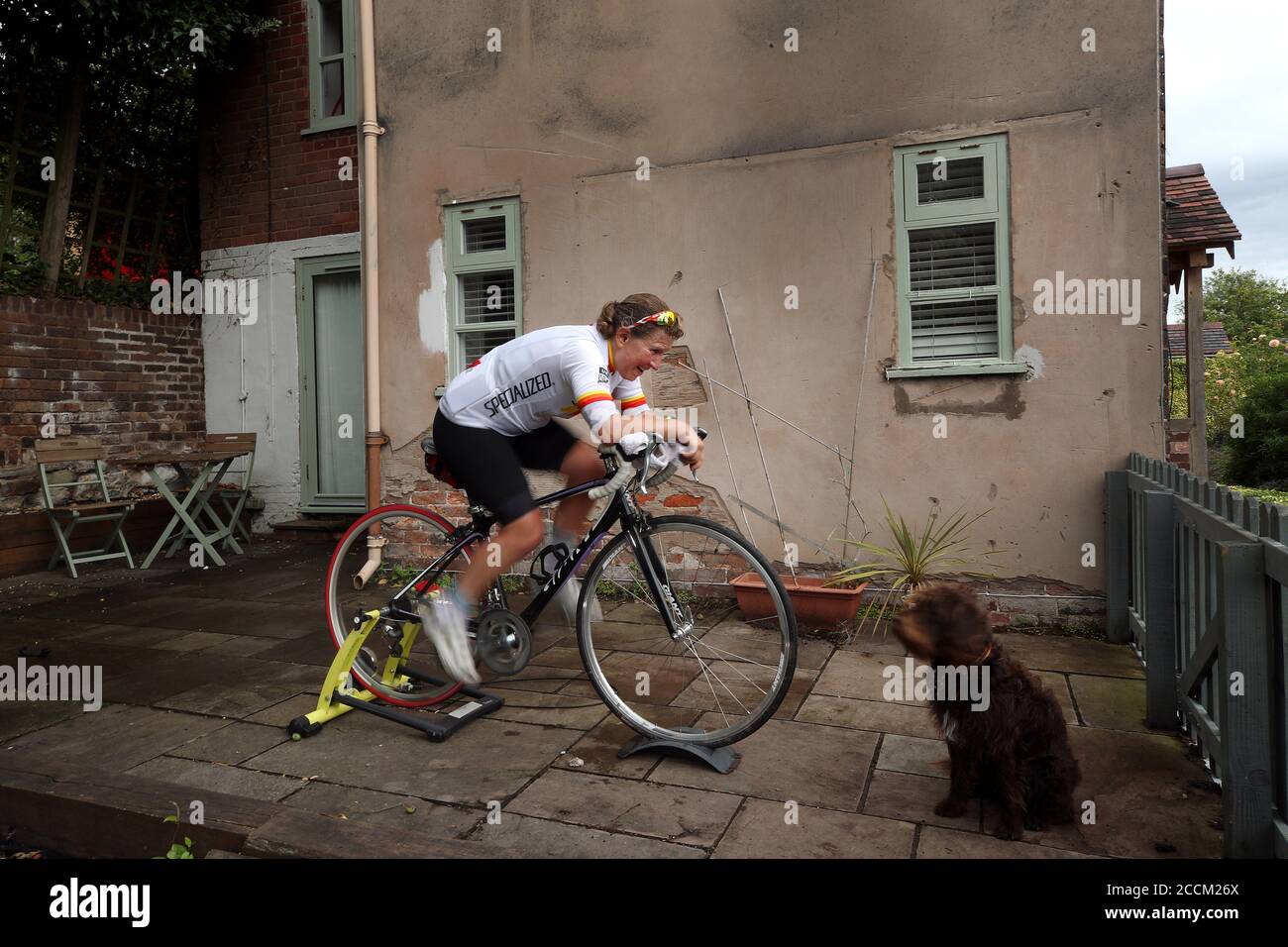 Jess Harvey, representante de atletas de Triatlón de Gran Bretaña, entrena en ella bicicleta fija en su casa Foto de stock