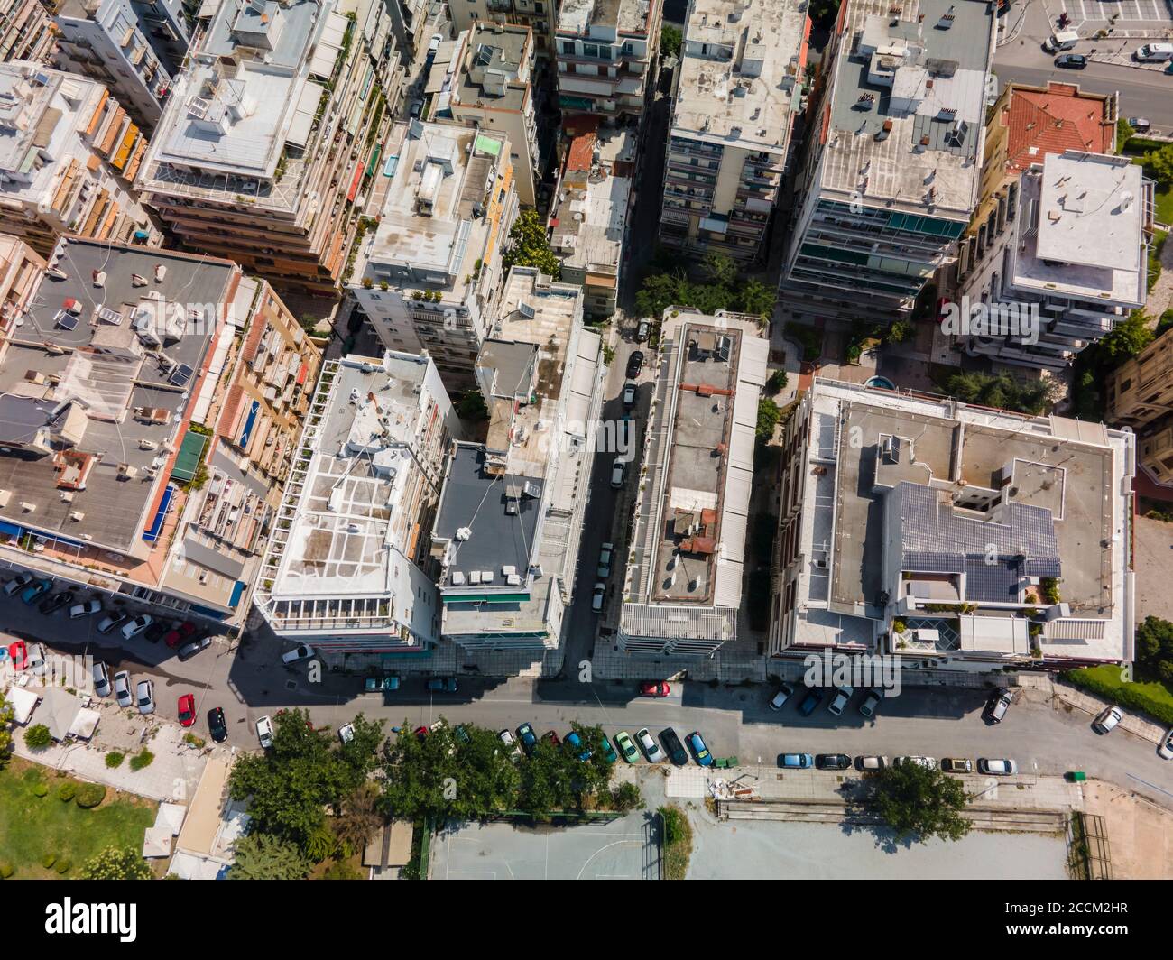 Thessaloniki, Grecia vista aérea del paisaje de los edificios del barrio Analipsi tejados. Día de vista panorámica de la ciudad europea con pisos residenciales. Foto de stock