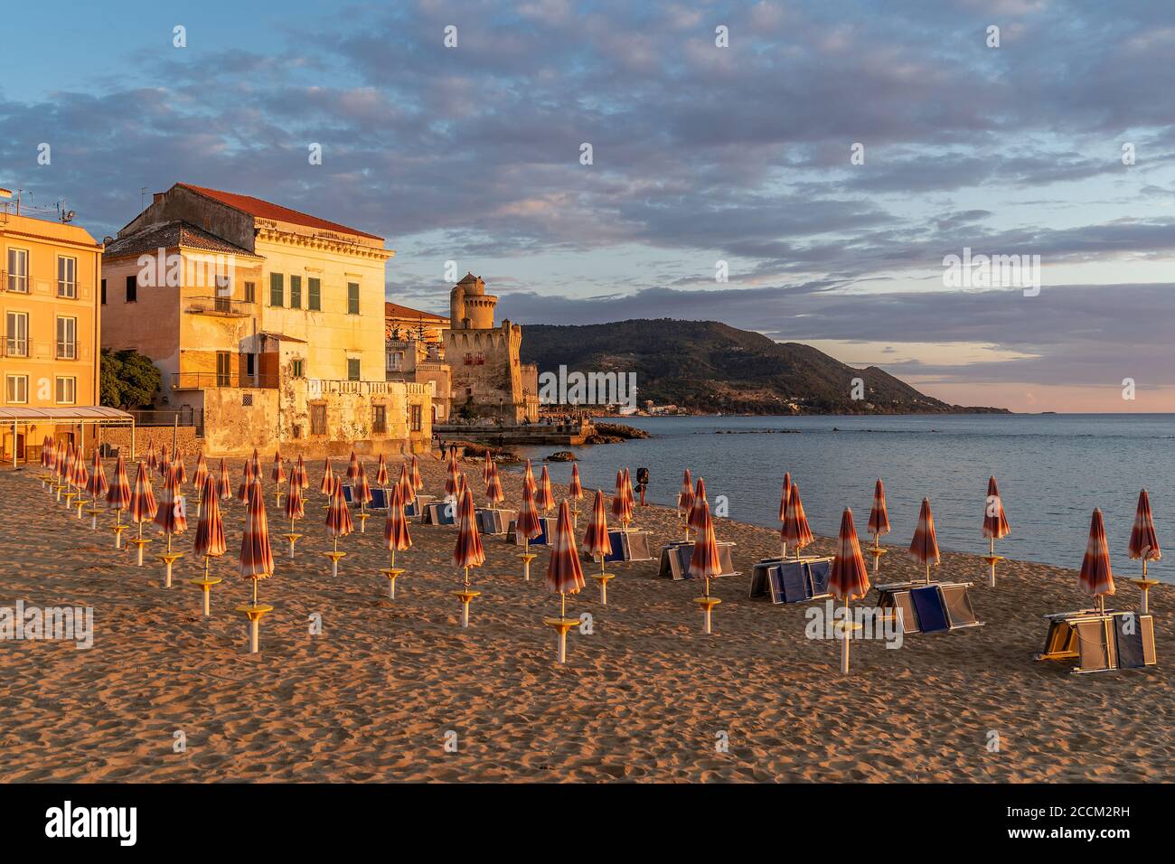 Playa escénica de Playa escénica de Marina Piccola al atardecer en Santa Maria di Castellabate, Costa de Cilento, Campania, Italia. Foto de stock