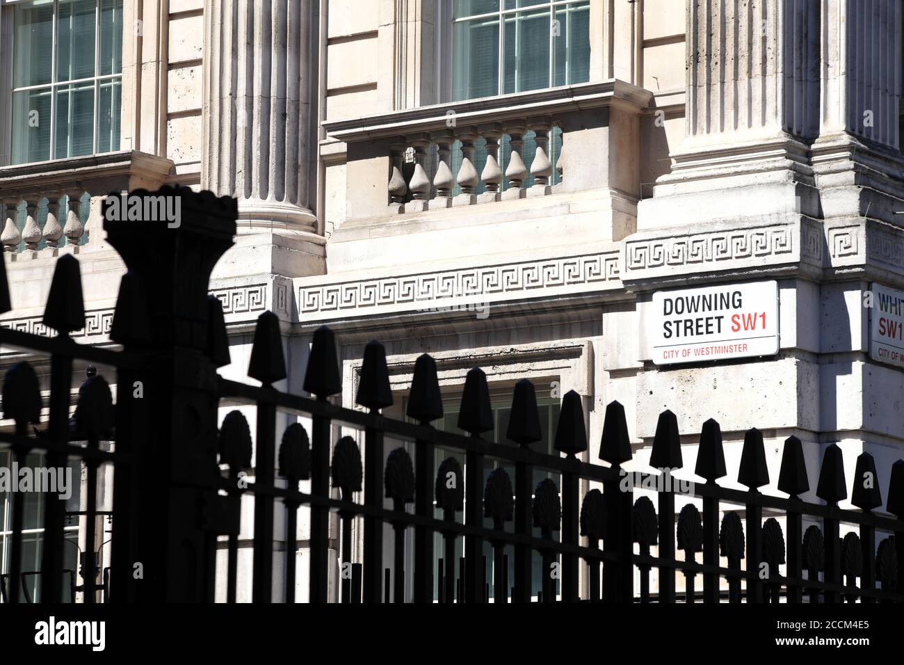 Londres, Reino Unido, 14 de julio de 2014 : Number10 Downing Street en Whitehall casa del primer ministro británico y el gobierno que es un destino popular de los viajes Foto de stock