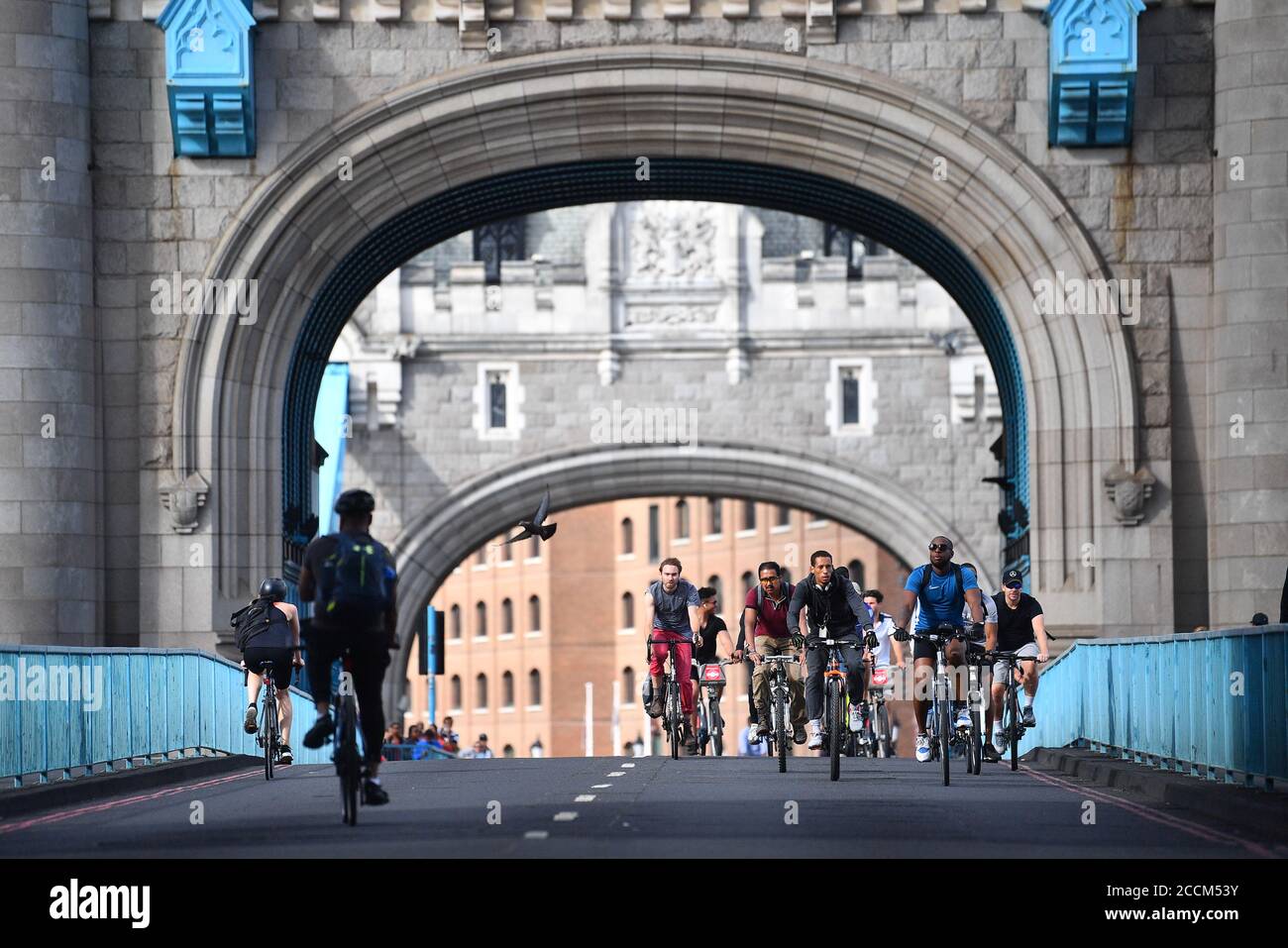Los primeros ciclistas cruzan el Tower Bridge, Londres, ya que se reabrió a los vehículos tras una "falla mecánica" el sábado que lo dejó abierto durante más de una hora. Foto de stock