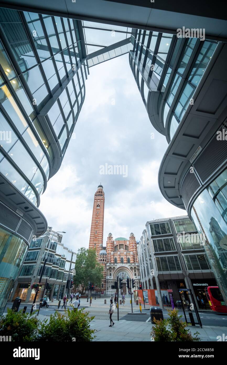 LONDRES, centro comercial Cardinal Place y desarrollo de oficinas con la Catedral de Westminster en el fondo Foto de stock