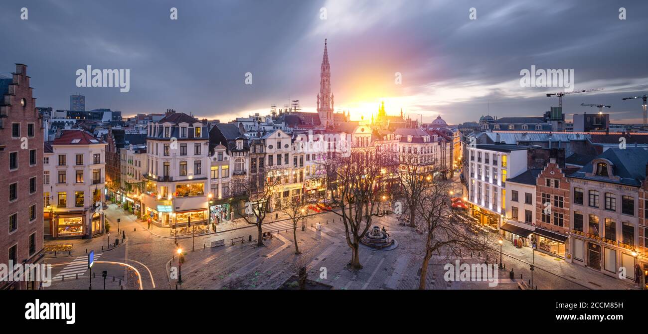 Bruselas, Bélgica plaza y horizonte con la torre del Ayuntamiento al atardecer. Foto de stock
