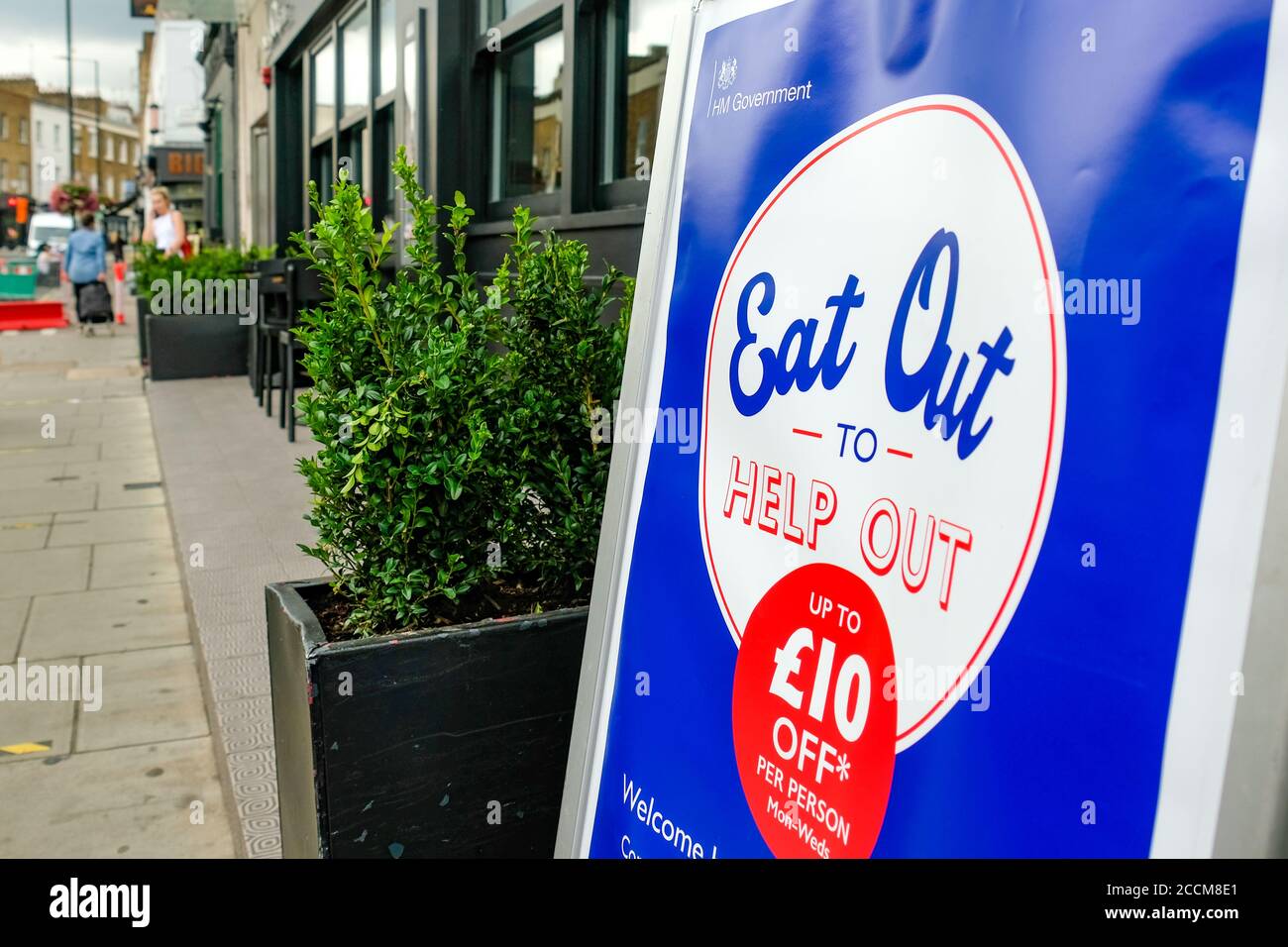 Londres- comer fuera para ayudar signo en Londres alta street- Reino Unido Gobierno plan para ayudar a los restaurantes a través de la Covid 19 desaceleración Foto de stock