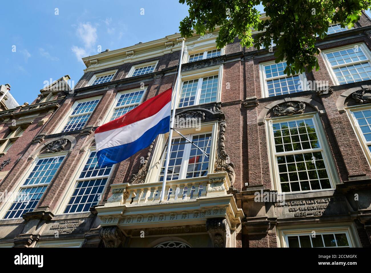 Durante el día Nacional de la memoria el 4 de mayo, la bandera holandesa cuelga a media asta. Foto de stock