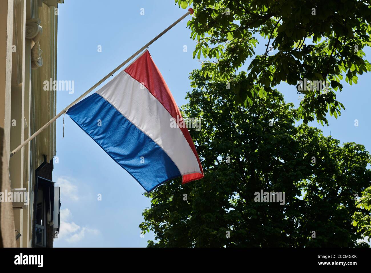 Durante el día Nacional de la memoria el 4 de mayo, la bandera holandesa cuelga a media asta. Foto de stock
