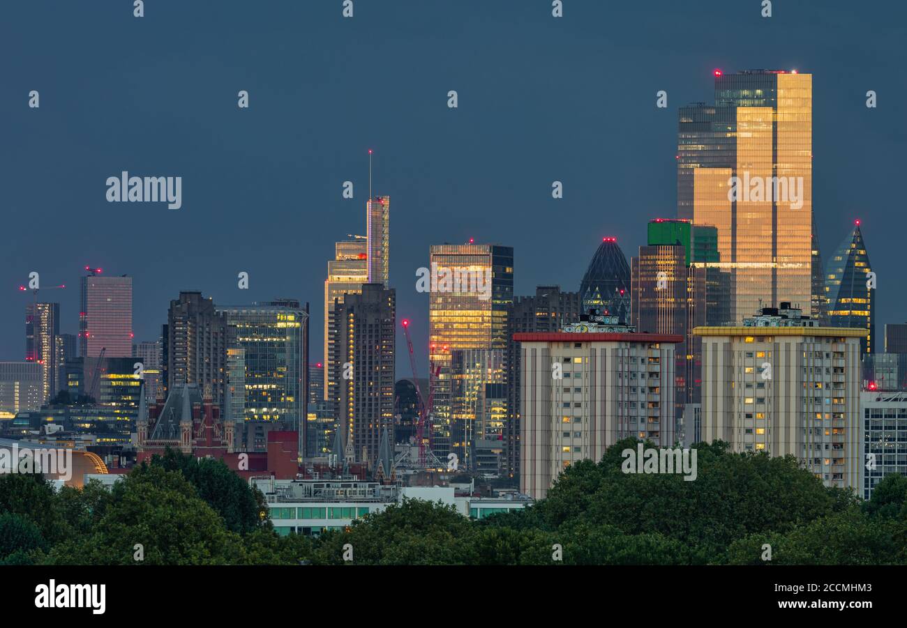 The Square Mile & Isle of Dogs Skyline, Londres Foto de stock