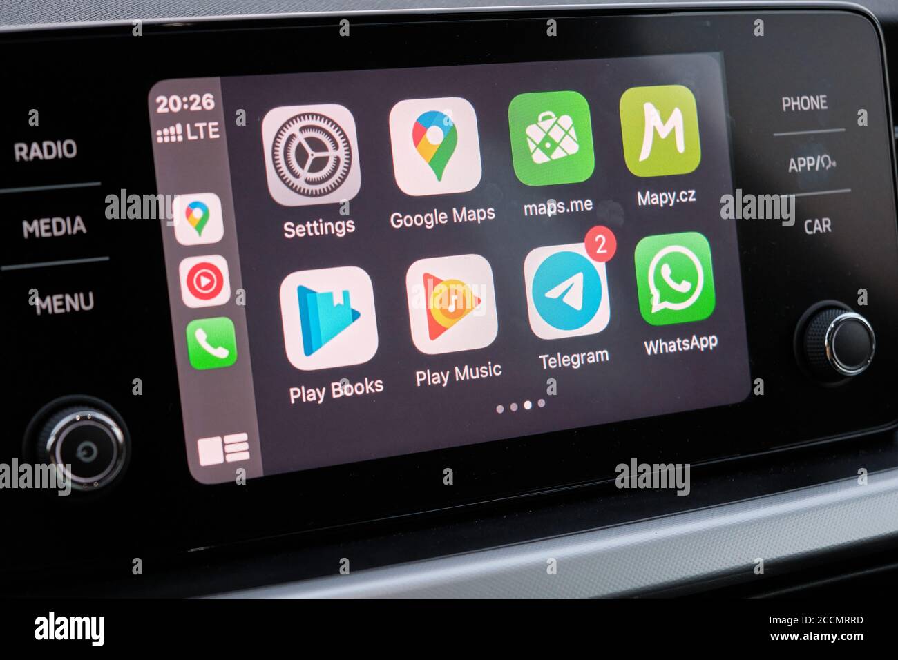 Pantalla Apple CarPlay en el menú principal del panel del coche.  Entretenimiento en el automóvil, 2020 de agosto, San Francisco, EE.UU  Fotografía de stock - Alamy