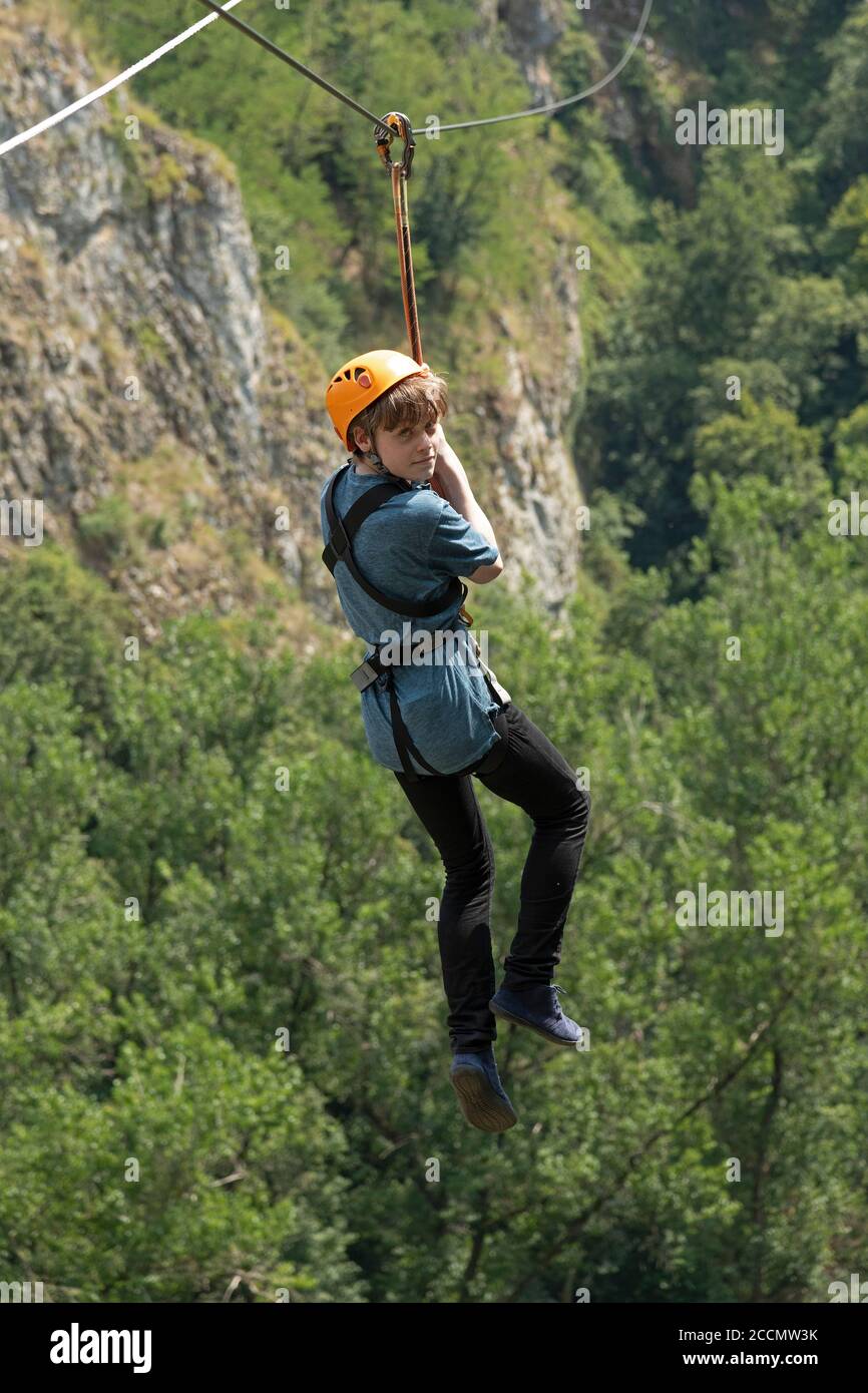 Adolescente que monta tirolina, Pazin, Istria, Croacia Foto de stock