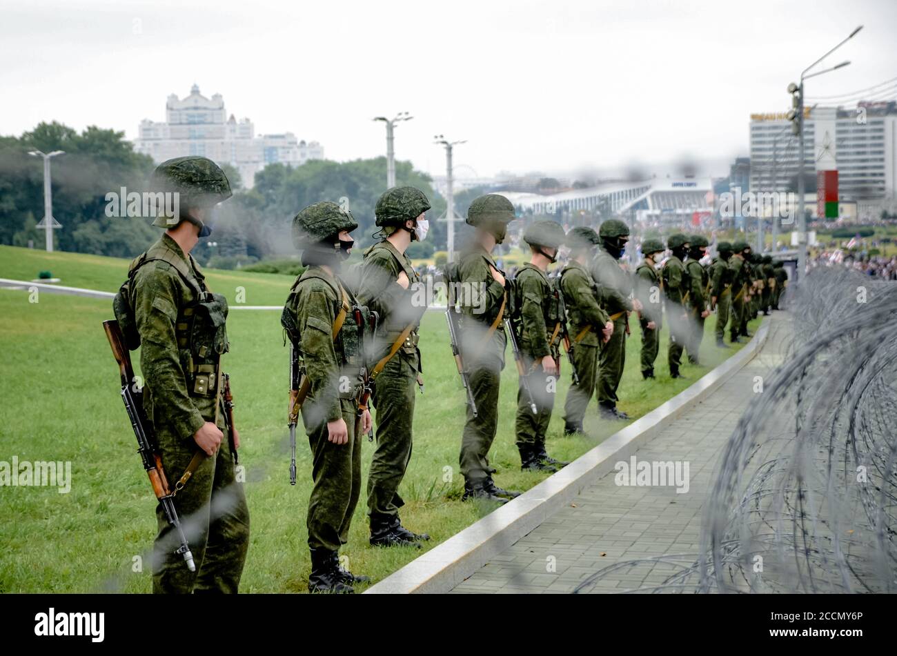Minsk, Bielorrusia - 23 de agosto de 2020: El pueblo bielorruso participa en protestas pacíficas contra unidades especiales de policía y soldados después de la elección presidencial Foto de stock