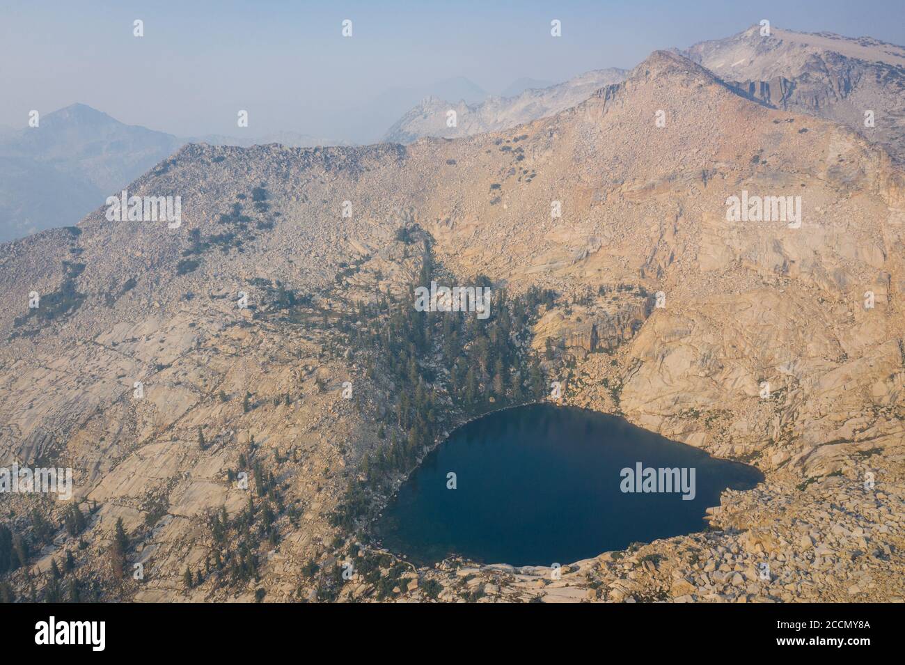 Un lago pintoresco se encuentra en medio de la naturaleza de las montañas de Sierra Nevada. Estas hermosas montañas de granito corren a lo largo del borde este de California. Foto de stock