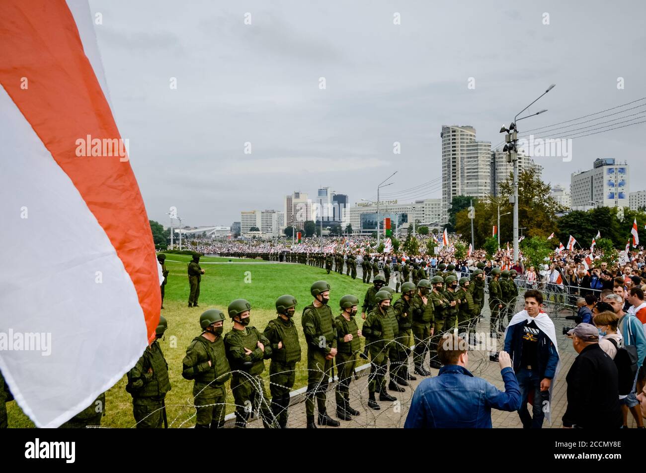 Minsk, Bielorrusia - 23 de agosto de 2020: El pueblo bielorruso participa en protestas pacíficas contra unidades especiales de policía y soldados después de la elección presidencial Foto de stock