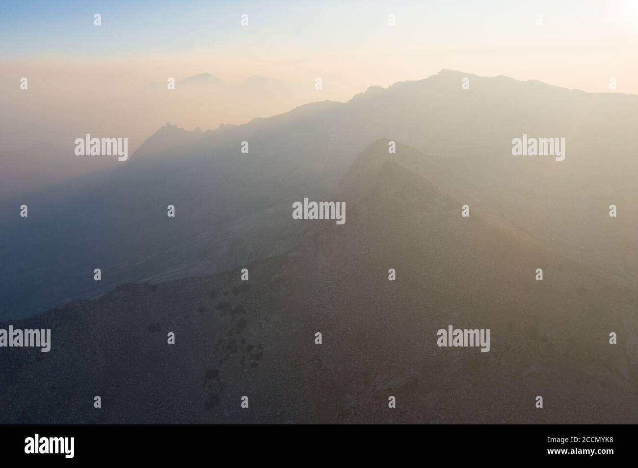 Sunrise saluda los picos de alta elevación en las montañas de Sierra Nevada. Estas hermosas montañas de granito corren a lo largo del borde este de California. Foto de stock