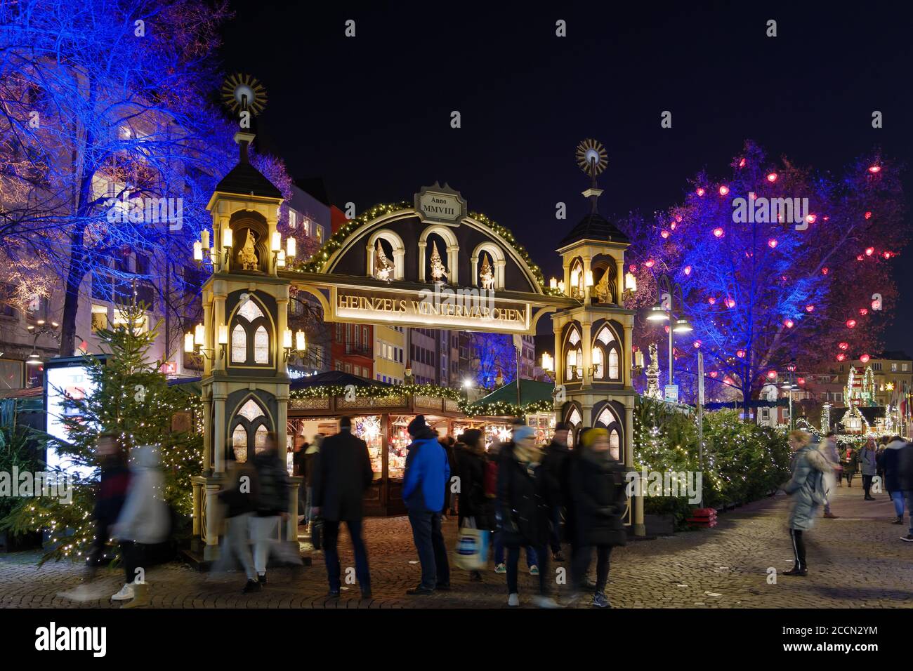 Paisaje nocturno, hermosa entrada arqueada de Weihnachtsmarkt, mercado de Navidad en Köln, en Alter Markt, famoso mercado cerca del ayuntamiento de Colonia. Foto de stock