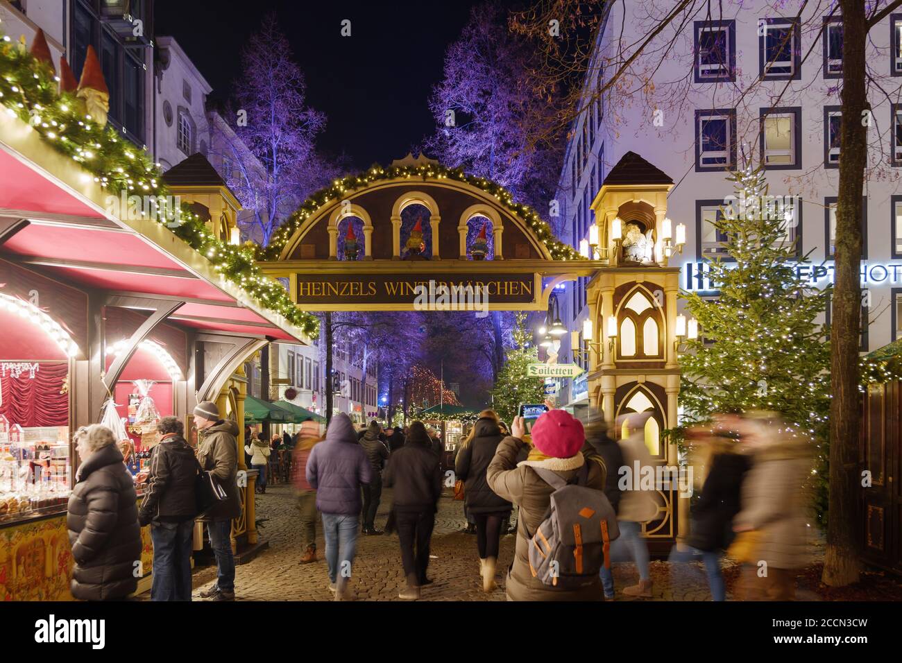Paisaje nocturno, hermosa entrada arqueada de Weihnachtsmarkt, mercado de Navidad en Köln, en Alter Markt, famoso mercado cerca del ayuntamiento de Colonia. Foto de stock