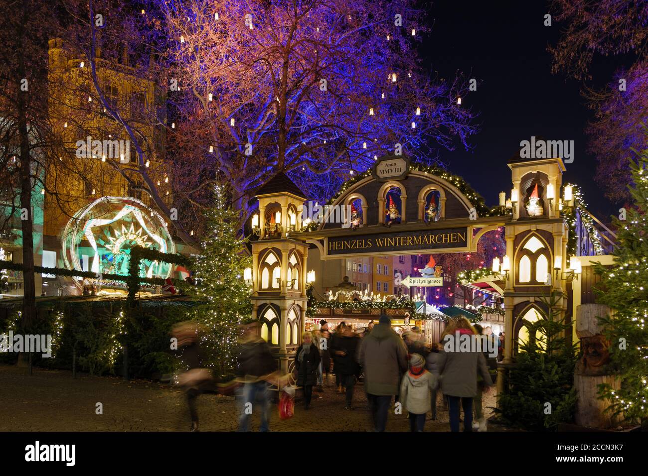 Paisaje nocturno, hermosa entrada arqueada de Weihnachtsmarkt, mercado de Navidad en Köln, en Alter Markt, famoso mercado cerca del ayuntamiento de Colonia. Foto de stock