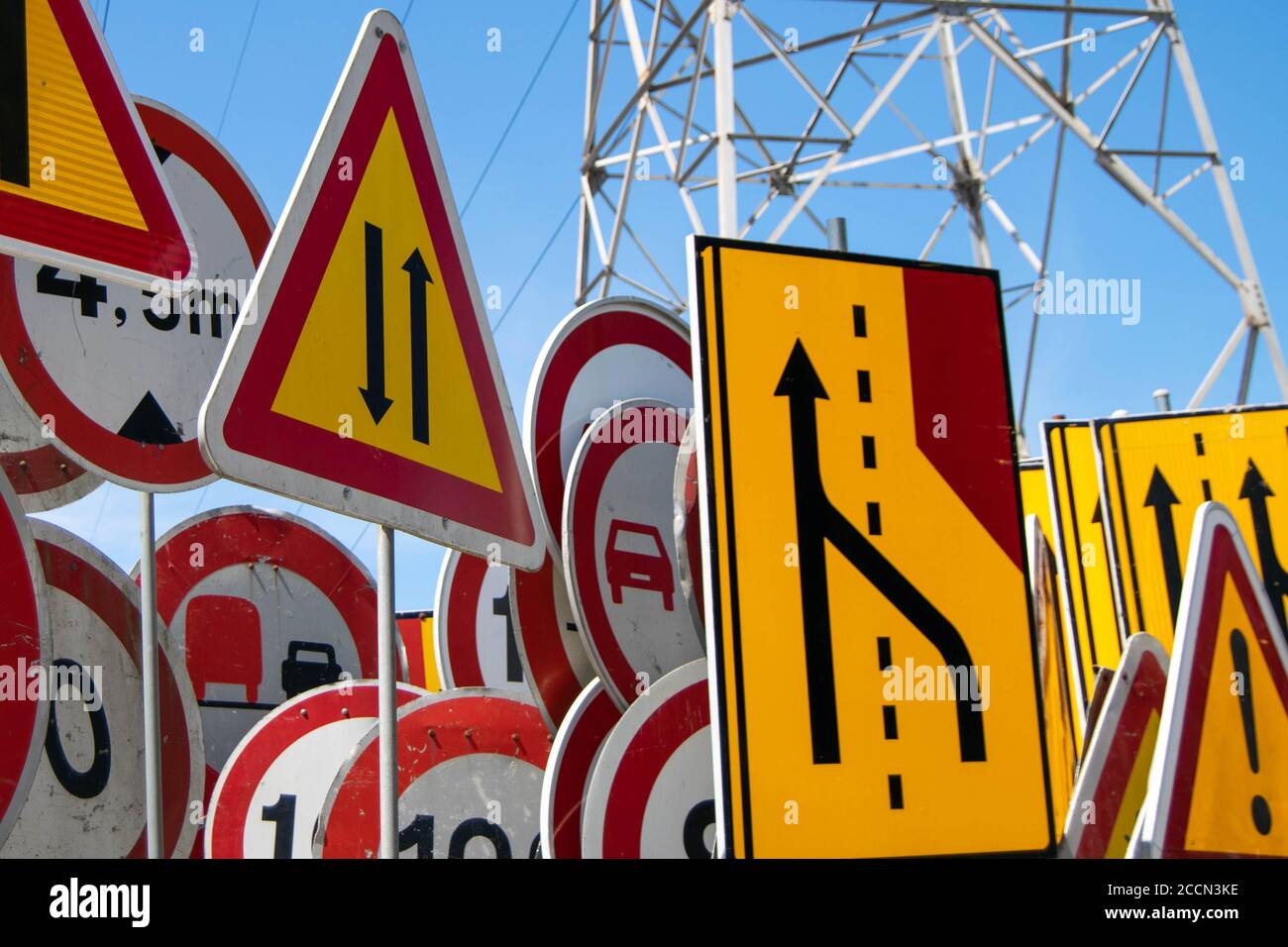 Señales de tráfico utilizadas en las carreteras europeas para el mantenimiento y. accidentes Foto de stock