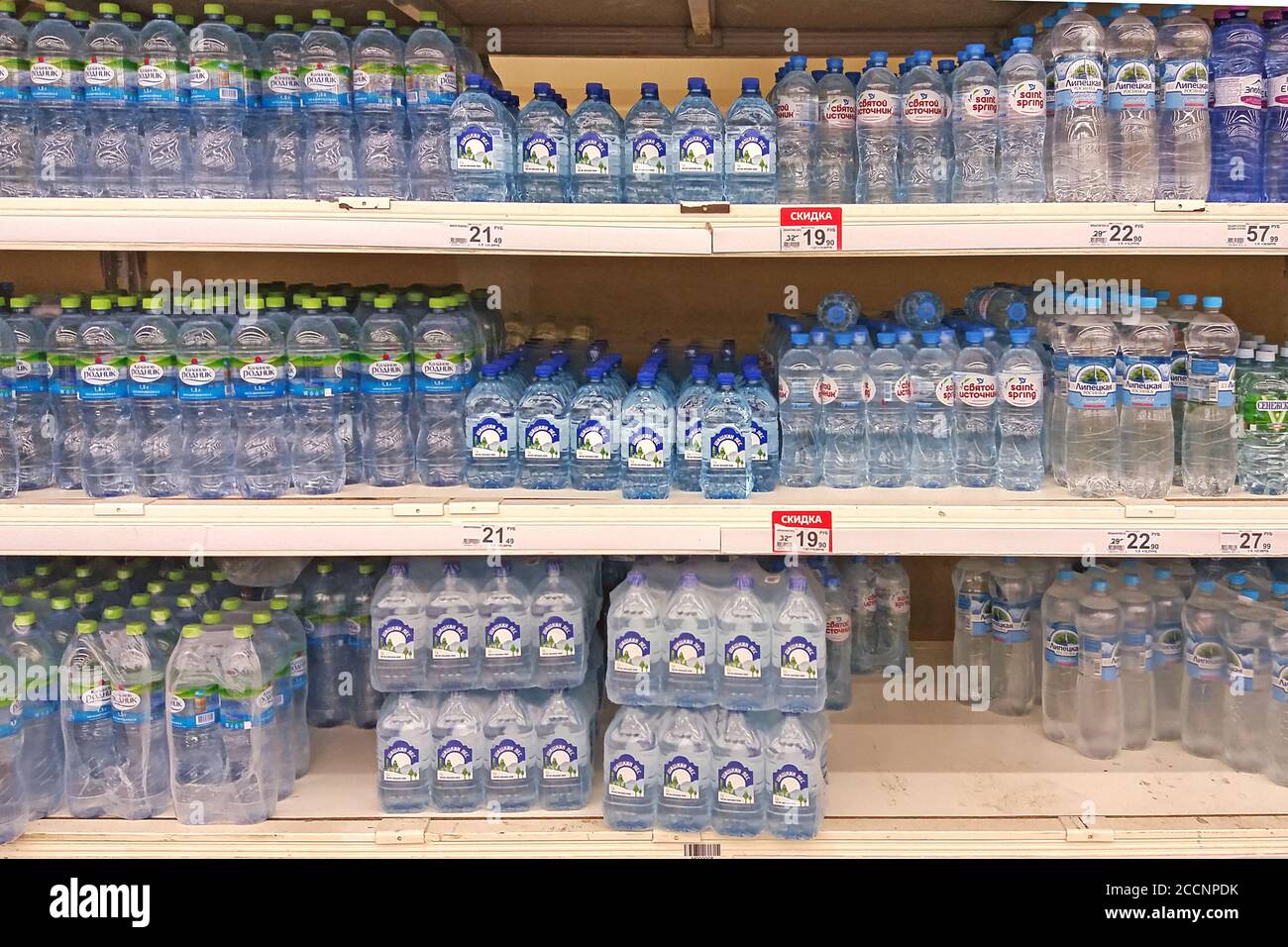 Botellas de agua potable en las estanterías de los supermercados, Moscú 20/08/2020 Foto de stock