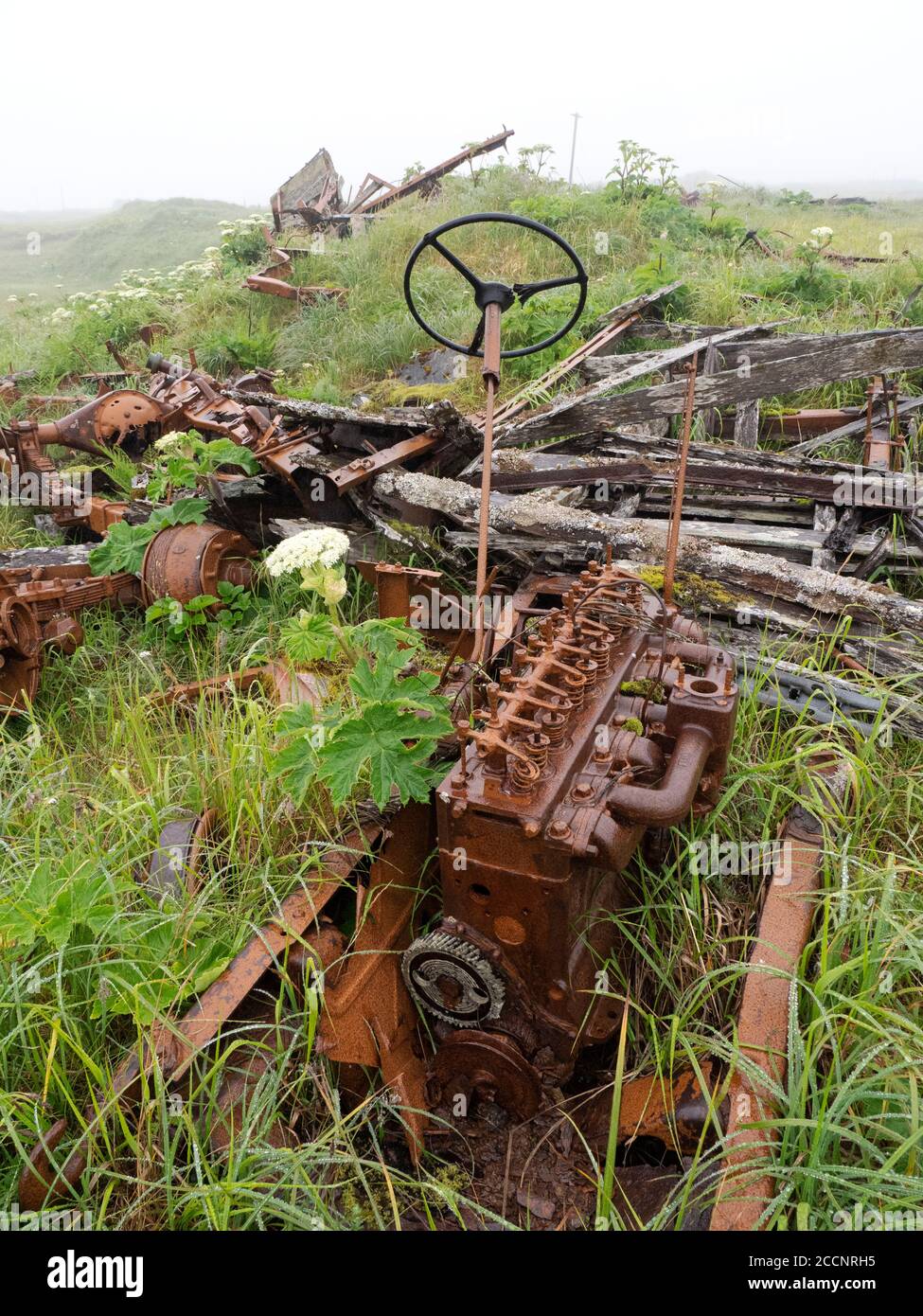 Restos de maquinaria de guerra de la Segunda Guerra Mundial en la isla Kiska, Aleutianos, Alaska. Foto de stock