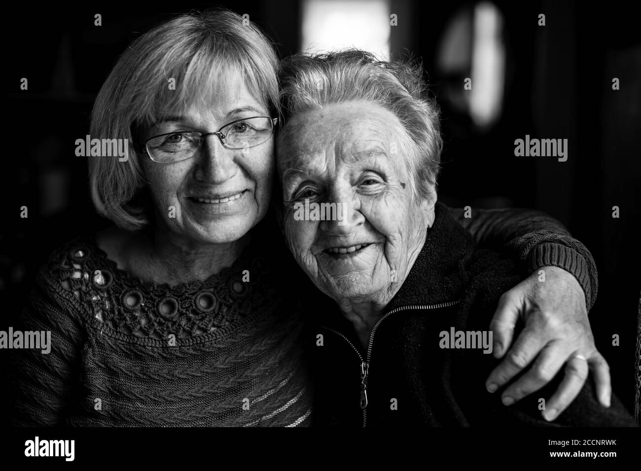 Retrato En Blanco Y Negro De Una Mujer Adulta En Un Abrazo Con Su Vieja Madre Fotografía De 