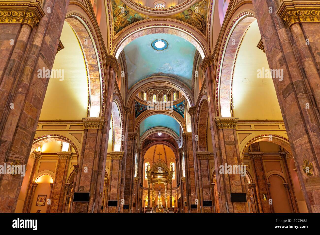 Interior de la Catedral Nueva en estilo neománico, neogótico, neobarroco y neobantino, Cuenca, Ecuador. Foto de stock