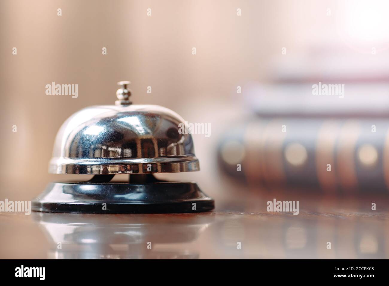 Disparo de una campana de recepción en el hotel. Foto de stock