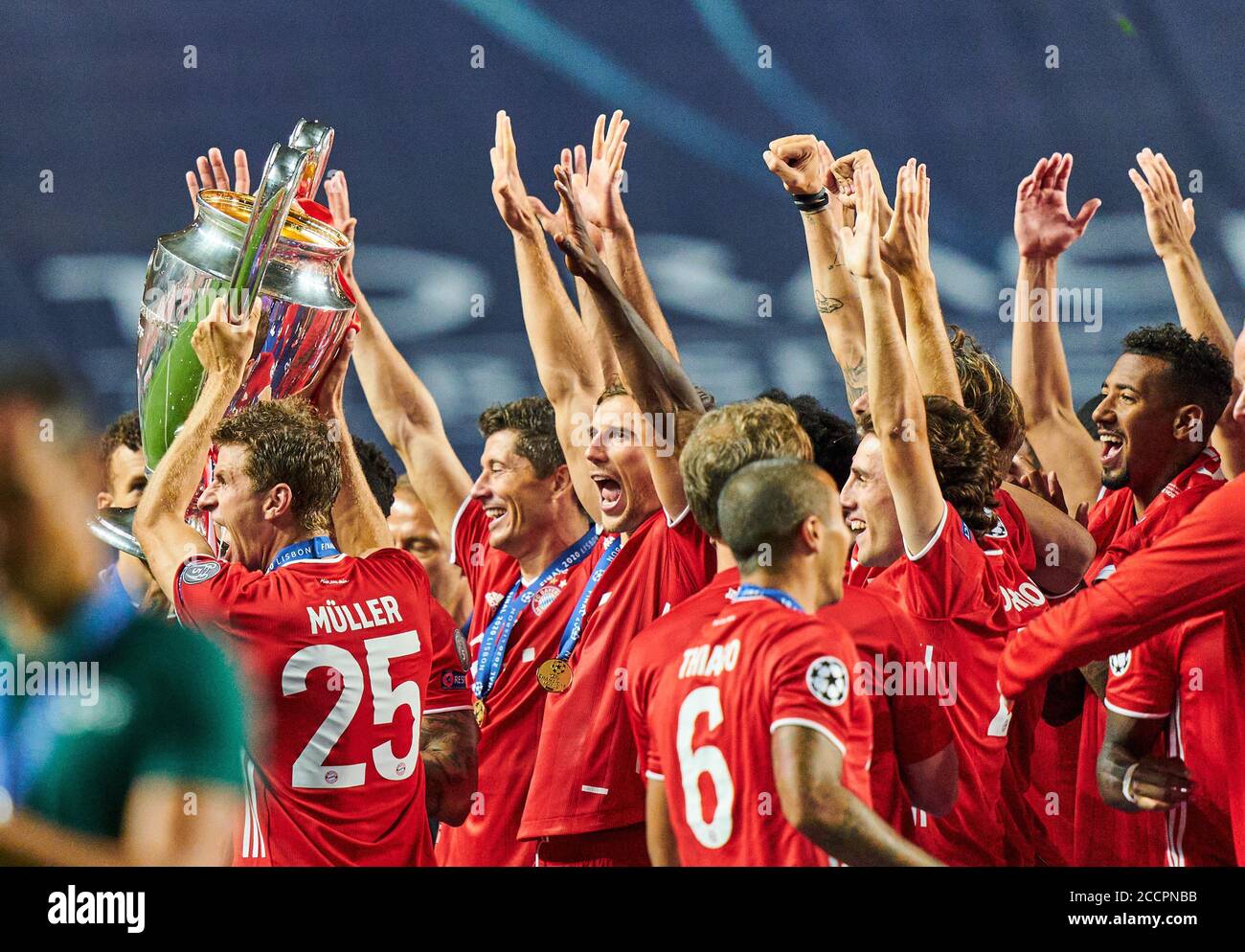 Lisboa, Lissabon, Portugal, 23 de agosto de 2020. Entrenador Hansi FLICK (FCB), entrenador de equipo, entrenador, Lucas HERNÁNDEZ (FCB 21) Manuel NEUER, FCB 1 con trofeo, Ivan PERISIC, FCB 14 , Leon GORETZKA, FCB 18 Robert LEWANDOWSKI, FCB 9 Thiago ALCANTARA, FCB 6 Alvaro ODRIOZOLA, FCB 2 Kingsley, FCB 29, FCB 10, FCB COUTSLEY, FCB  , FCB FCB 22 Thomas MUELLER, MÜLLER, FCB 25 Joshua KIMMICH, FCB 32 Benjamin PAVARD, FCB 5 Corentin TOLISSO, FCB 24 David ALABA, FCB 27 Javi MARTINEZ, FCB 8 equipo FCB gana el trofeo en el partido final Liga de Campeones de la UEFA, torneo final FC BAYERN MUENCH Foto de stock