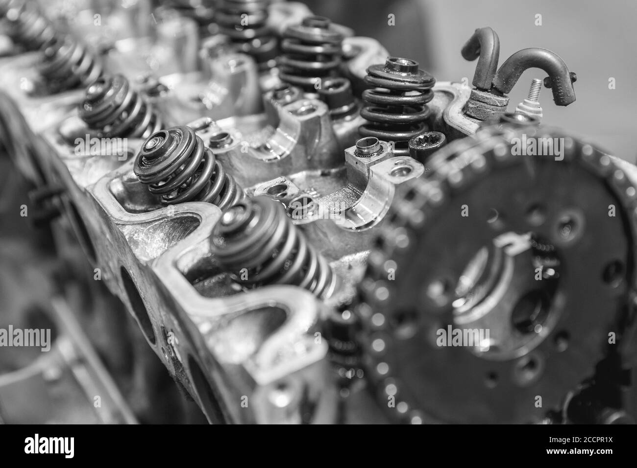 Jefe de reparación de un motor de coche. Piezas de repuesto de coches modernos, imagen en blanco y negro Foto de stock