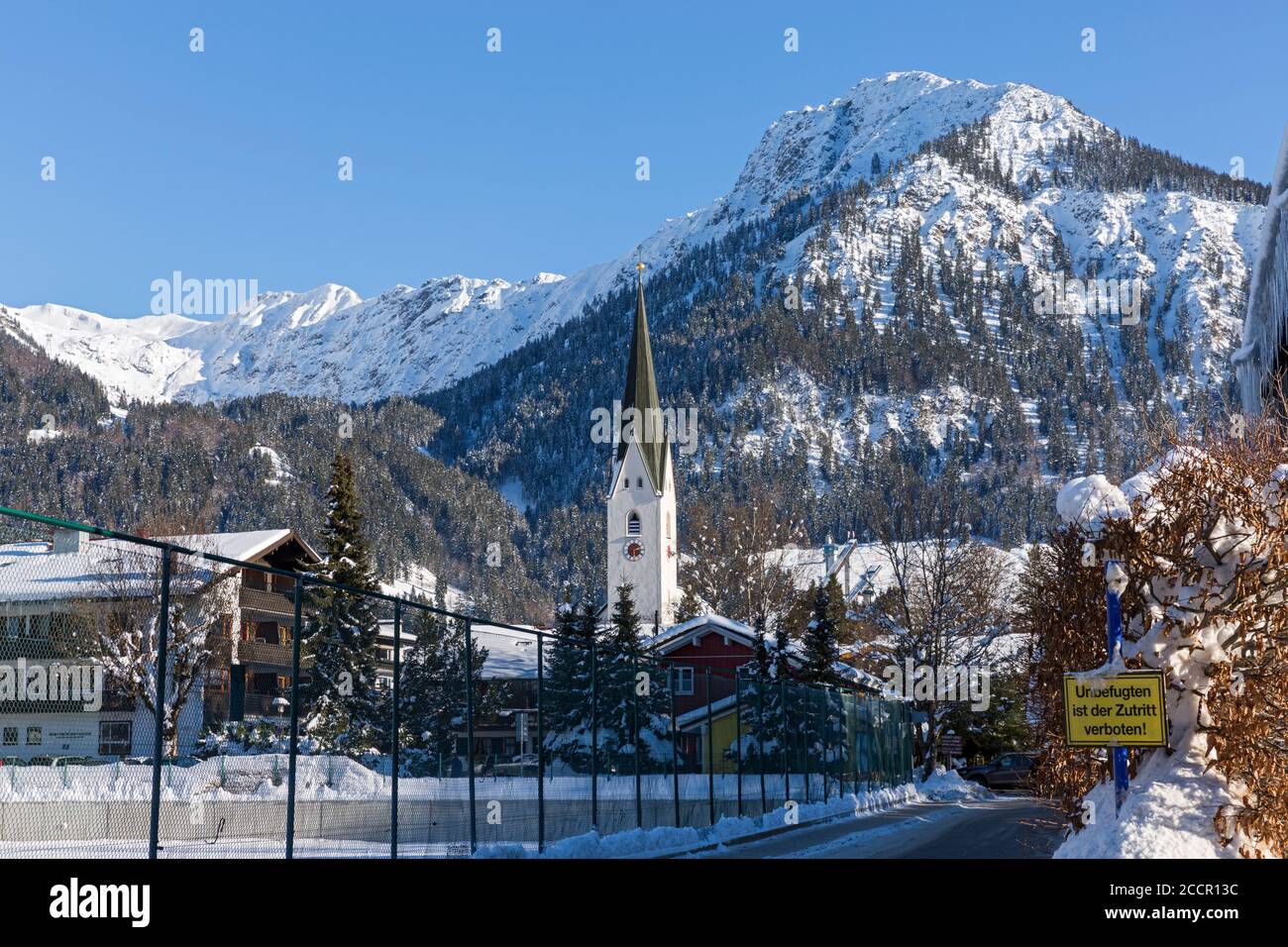 Oberstdorf, Kirche, Strasse, Schnee, Wohnhäuser, Allgäuer Alpen Foto de stock