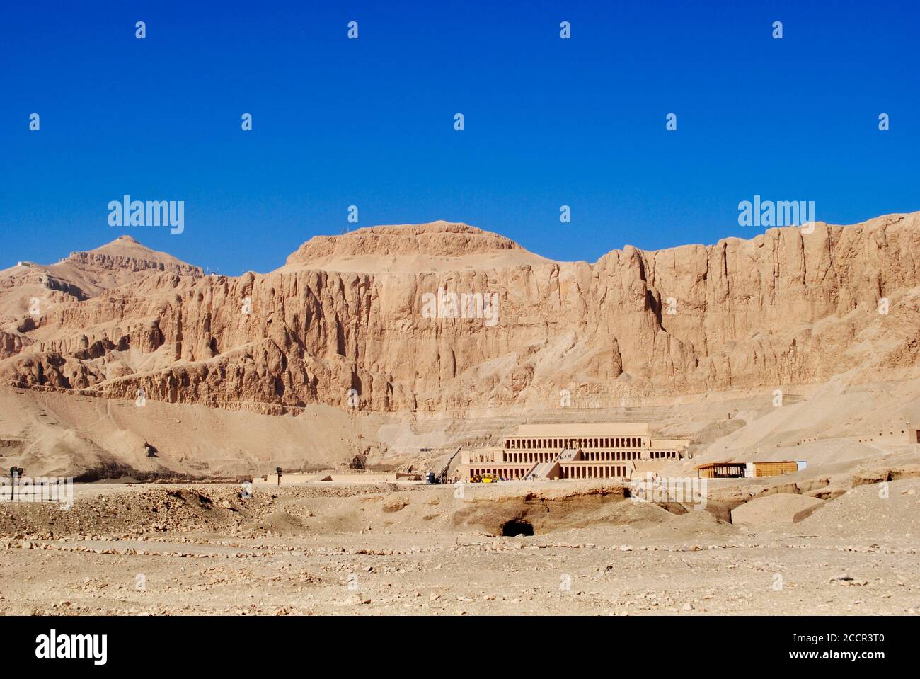 El impresionante templo mortuorio de la reina Hatshepsut. Orilla oeste del Nilo cerca del Valle de los Reyes. Egipto. Foto de stock