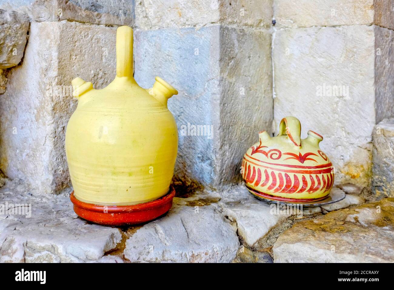 Botijo, un recipiente de arcilla porosa tradicional español diseñado para  contener agua Fotografía de stock - Alamy