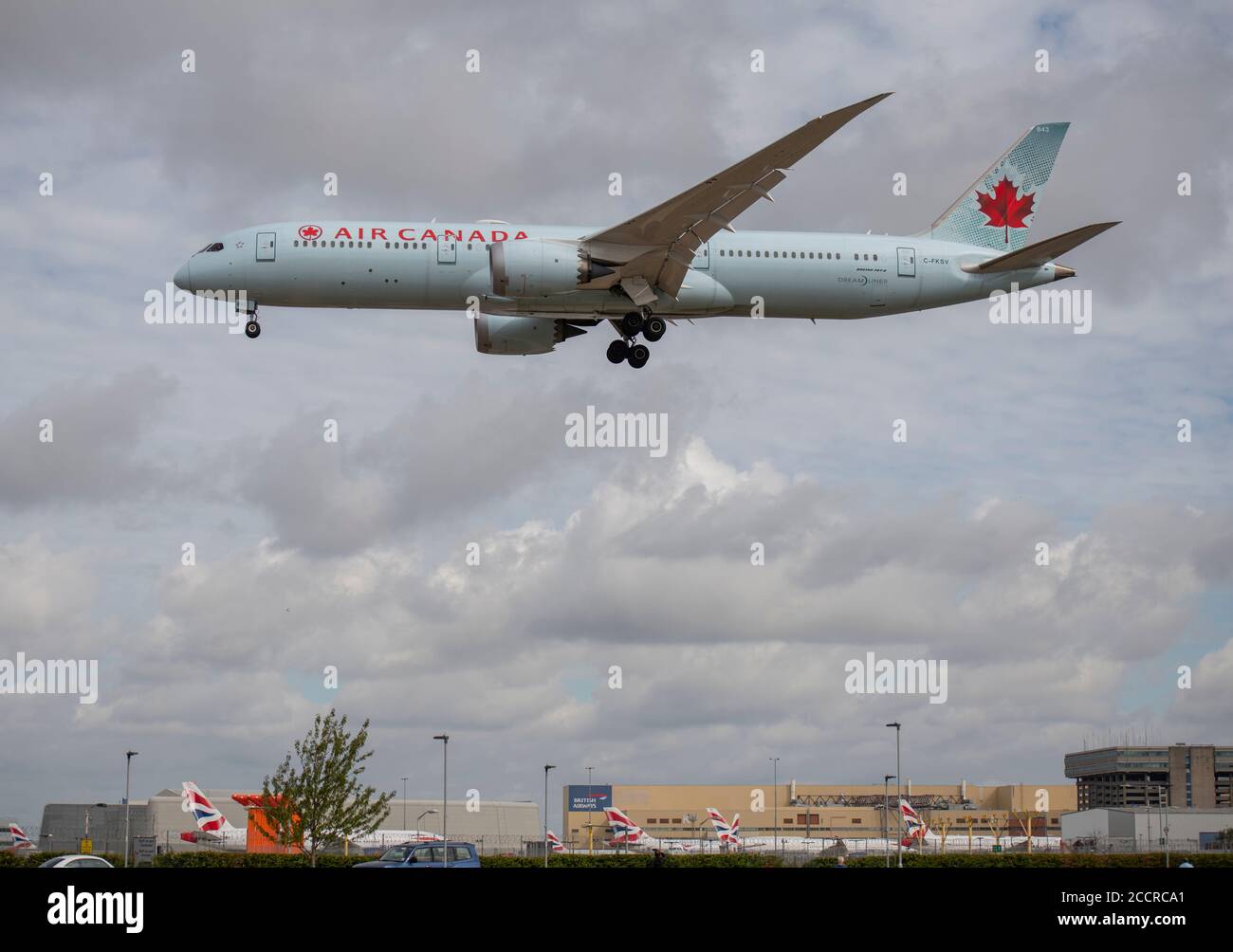 Aeropuerto de Heathrow, Londres, Reino Unido. 24 de agosto de 2020. Air Canada Boeing 787 Dreamliner C-FKSV de Vancouver en la aproximación final a la pista de 27L Foto de stock