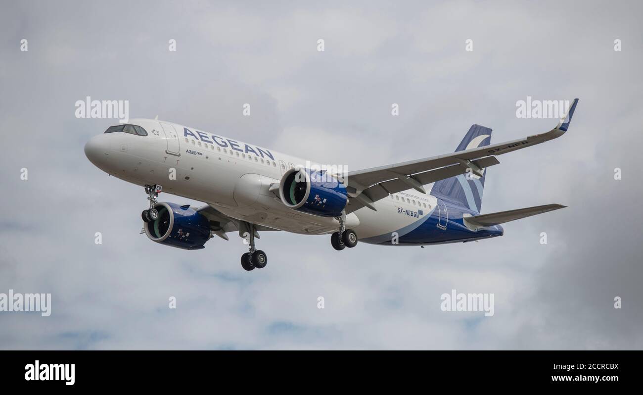 Aeropuerto de Heathrow, Londres, Reino Unido. 24 de agosto de 2020. Aegean Airlines Airbus A320 SX-NEB de Atenas en la aproximación final a la pista de 27L Foto de stock